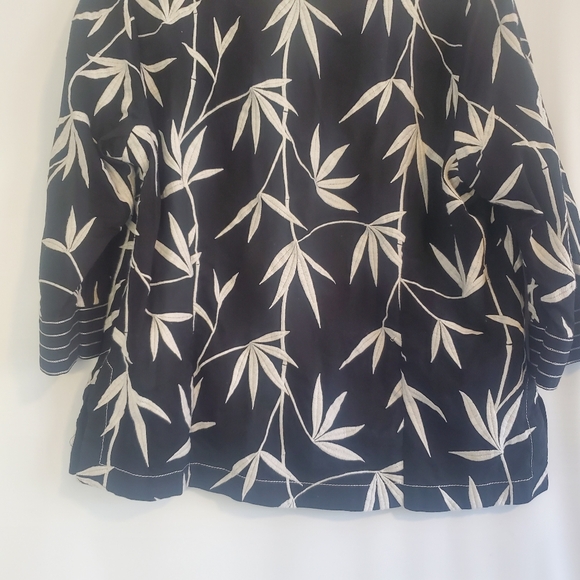 TALBOTS Size 18W Petite B&W 3/4 sleeve palm print tunic top with side zipper - Picture 9 of 9